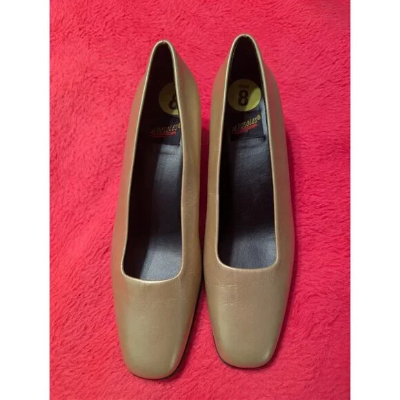 Aerosoles Pump Plaza Gold Leather Heels Women’s Size 8B Low Block Heel Comfort - Picture 3 of 9